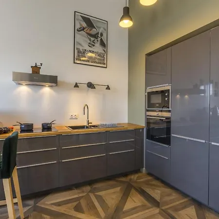 Le Petit - Premiere Conciergerie Apartment